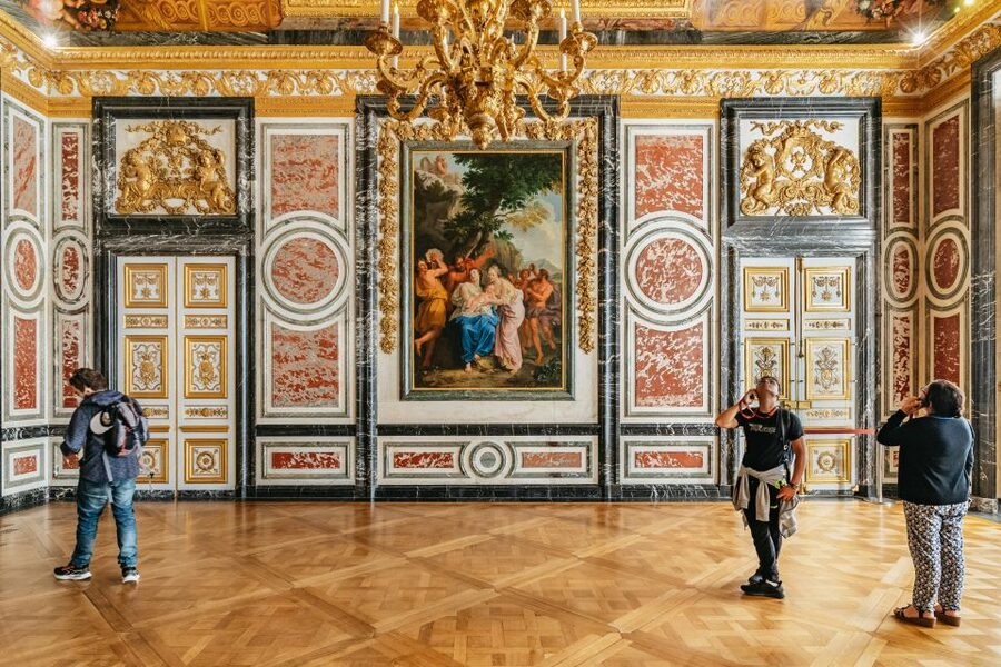 Versailles: Palace of Versailles Skip-the-Line Guided Tour - Louis XVI and Marie Antoinette through human stories