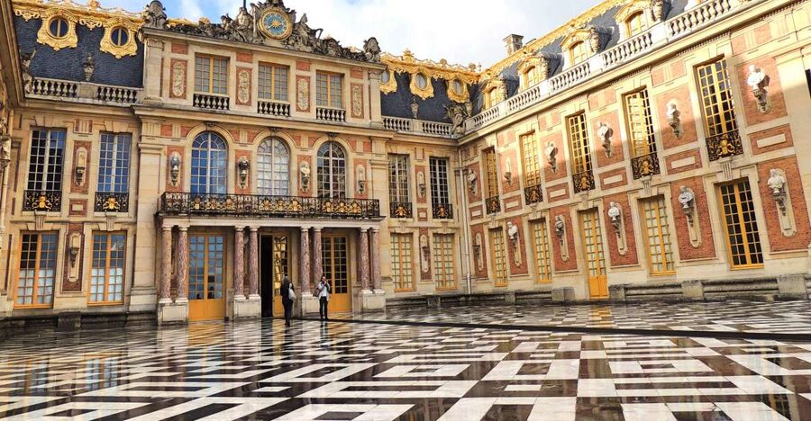 Versailles: Skip-the-Line Guided Palace Tour and Full Access - Meeting Louis XIV beneath the equestrian statue