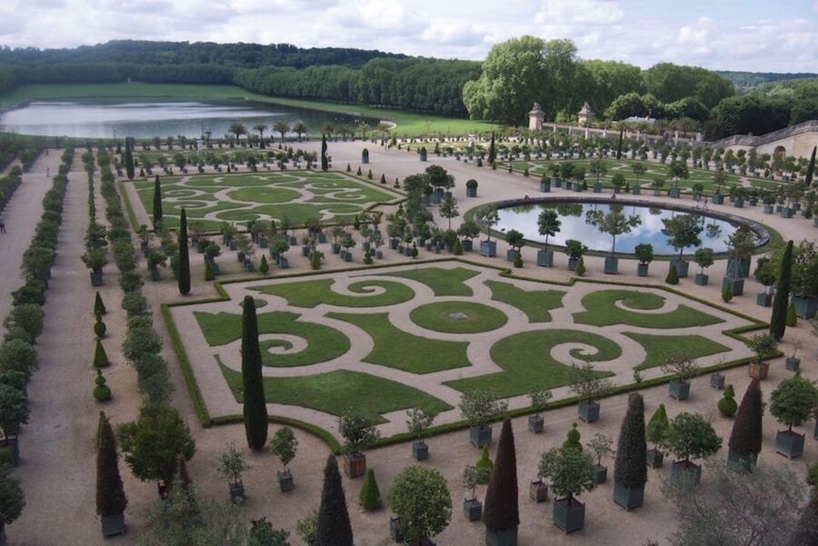 Versailles: Skip-the-Line Versailles Palace and Gardens Tour - Meeting your guide at Louis XIV’s statue