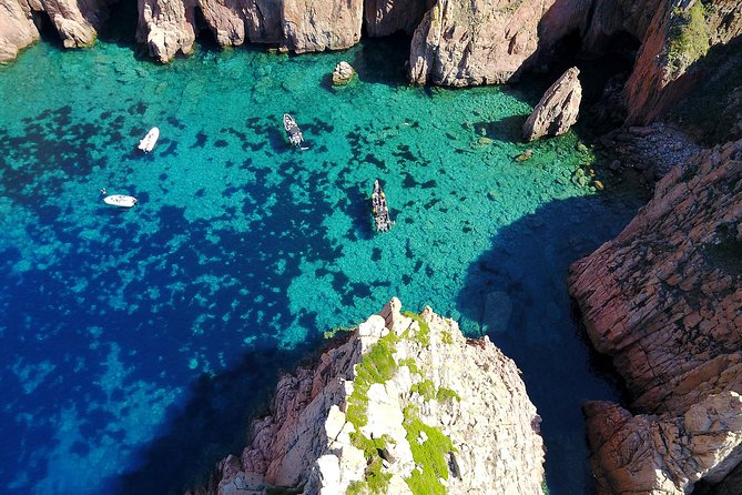 Visit Scandola, the creeks of Piana by boat - The approach to Gargalo and its Genoese tower