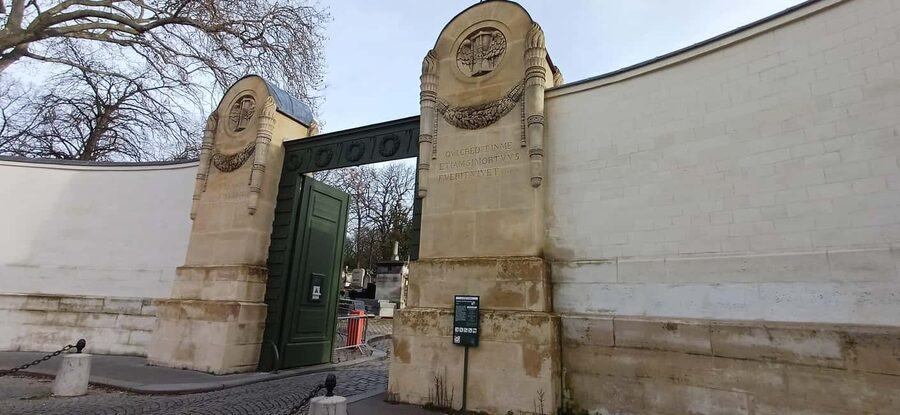 Who Killed Victor ? Escape Game at Père Lachaise Cemetery - Meeting Victor outside Père Lachaise