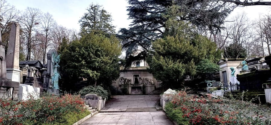 Who Killed Victor ? Escape Game at Père Lachaise Cemetery - The first clues: learning to look closely