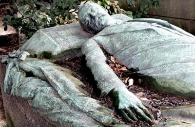Who Killed Victor ? Escape Game at Père Lachaise Cemetery