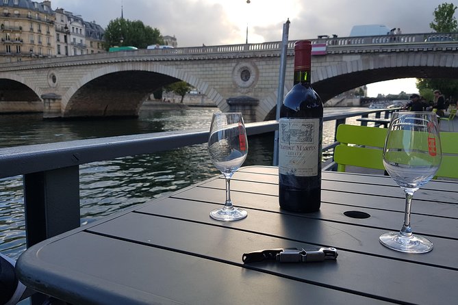 Wine tasting Paris Saint Germain des Pres - A cozy room with some practical drawbacks